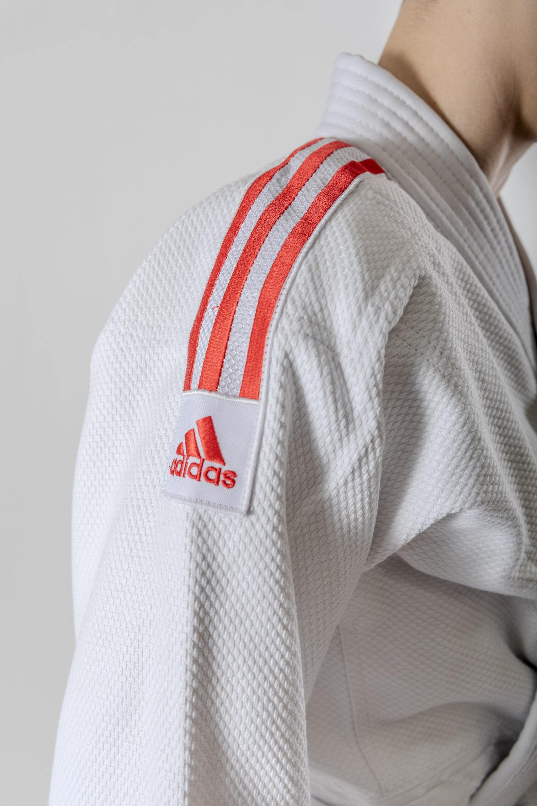 Adidas Quest J690 fehér judoruha – piros csíkokkal - Image 5