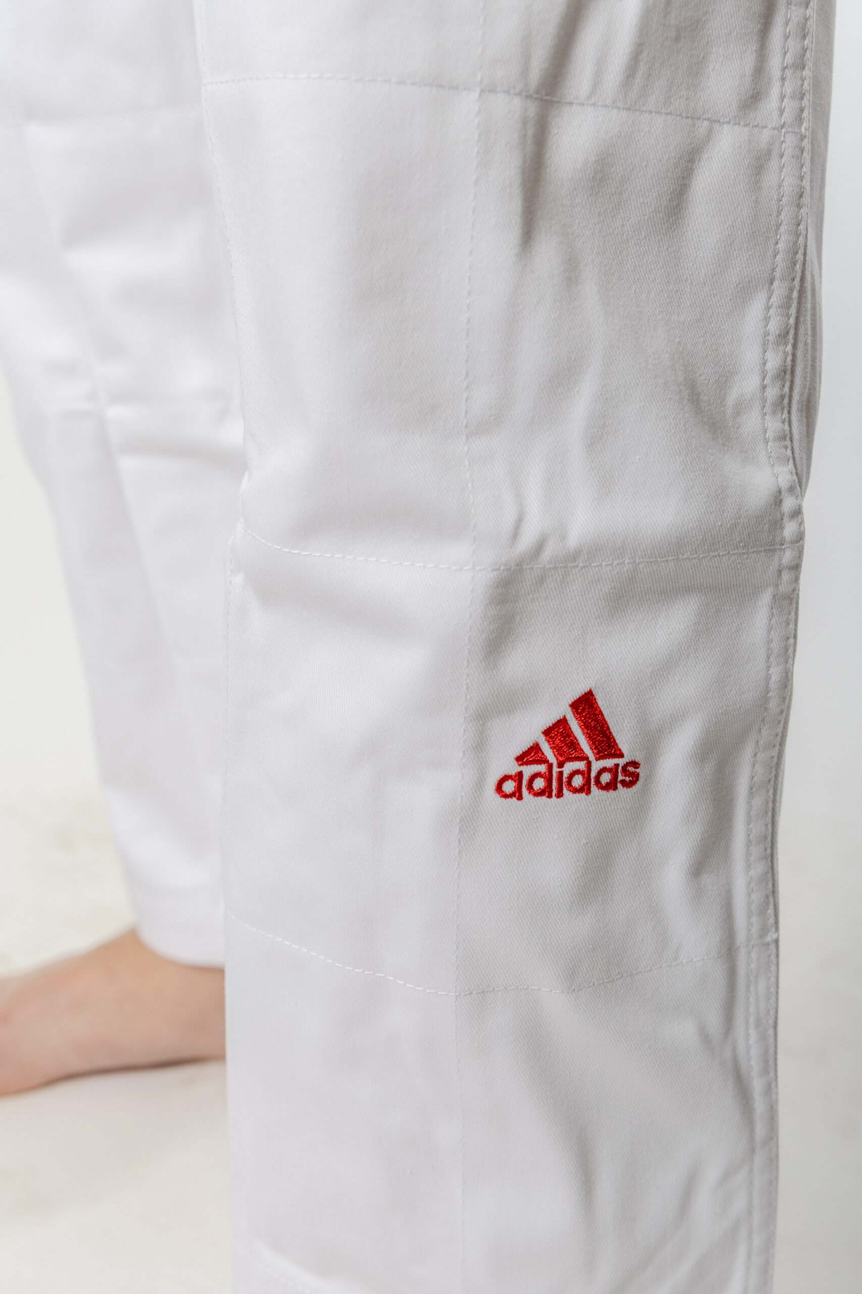 Adidas Quest J690 fehér judoruha – piros csíkokkal - Image 8